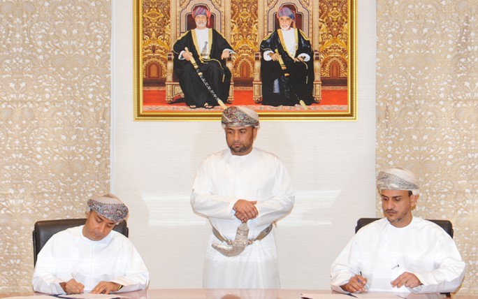 <p>The Environment Agency signed a memorandum of cooperation for the development of the Al-Salil Natural Park in the Al Sharqiyah South Governorate, with the Omani Indian Fertilizer Company (OMIFCO), to benefit from it in tourism, culture, society and economy, this morning at the authority’s general office.<br />His Excellency Dr. Abdullah bin Ali Al-Omari, Chairman of the Authority, signed on behalf of the Authority, and Mr. Saeed bin Talib Al-Maawali, Chairman of the Board of Directors of the Omani Indian Fertilizer Company, signed on behalf of the company.<br />The two parties agreed to implement the first phase of the project, which includes the study, design and implementation of the development project and the operating line of the reserve for a period of two years after the completion of the development phase.<br />It is worth noting that the Al-Sailil Natural Park is one of the largest sites in the Middle East, which is considered habitat for the Arabian deer and is the largest according to studies, as the latest studies mentioned the existence of 7% of the global herd in this reserve.<br />The park is located in the state of “Al-Kamil and Al-Wafi” in the Governorate of Al Sharqiyah South, 57 km away from the state of Tire, with an area of ​​220 square km. It was declared according to Royal Decree No. 50/97 with an area of ​​220 square km. Oman (Eastern Hajar Mountain Range).<br />The main objective of establishing the reserve is to protect the vegetation and wildlife present in it, and other uses are compatible with protecting the natural components in the reserve, and this lies in providing the opportunity for visitors to get acquainted with the reserve without negatively affecting the site, as well as encouraging activities based on natural tourism that increase the The economic benefits, directly or indirectly, to the community and reduce the rational consumption of resources.</p>