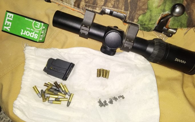 <p>تمكنا مراقبوا وحدات حماية الحياة الفطرية بوزارة البيئة والشؤون المناخية وبالتعاون مع مركز شرطة ثمريت بشرطة عمان السلطانية من القاء القبض على 4 مواطنين لانتهاكهم الحياة الفطرية وقيامهم بالصيد الغير مشروع و باستخدام مركبتهم واسلحة لهذا الغرض وتم مصادرة ما بحوزتهم واحالتهم للجهات المختصة لاستكمال بقية الاجرءات القانونية بحقهم نتيجة قيامهم بالتعدي على مفردات الحياة الفطرية بولاية ثمريت بمحافظة ظفار ، هذا وتهيب وزارة البيئة والشؤون المناخية المواطنين والمقيمين والسياح بعدم التعرض لمفردات الحياة الفطرية والحفاظ على البيئة وان أي انتهاك سيعرضهم للمسائلة القانونية حيث تعتبر هذه الافعال مخالفة لمواد المرسوم السلطاني السامي رقم (6/2003) الصادر بشأن قانون المحميات الطبيعية وصون الأحياء الفطرية المادة (15) الفقرة (ب) حيث نصت على أن كل من قام عمدا بقتل أو صيد أو تهريب أي من الحيوانات أو الطيور المبينة بالملحق رقم (1) أو أية مواد جينية منها بالسجن مدة لا تقل عن ستة أشهر ولا تزيد على خمس سنوات وبغرامة لا تقل عن (1000) ريال عماني ولا تزيد على (5000) ريال عماني أو بإحدى هاتين العقوبتين .</p>