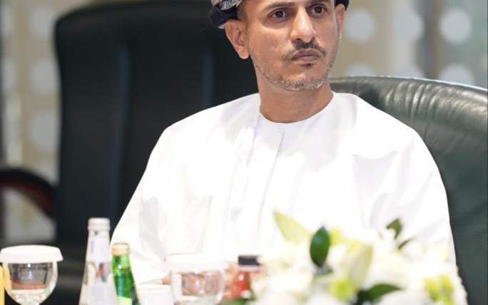 <p>قام سعادة الدكتور رئيس الهيئة والوفد المرافق له بزيارة شركة أرامكو السعودية بالرياض حيث التقى سعادته الرئيس خلال زيارته سعادة الأستاذ خالد بن خليفة الملحم الرئيس التنفيذي لشؤون أرامكو والفاضل حمود العتيبي مدير إدارة حماية البيئة وعددا من المختصين ،وناقش خلال هذا اللقاء عددا من الموضوعات البيئية ذات الاهتمام المشترك .</p>
<p>كما تم التطرق خلال اللقاء الى مناقشة استراتيجية شركة ارامكوا للتميز البيئي ، ونقاش برامج المبادرات البيئية التي تبنتها الشركة في قطاعات جودة الهواء والانبعاثات وإدارة المياه المصاحبة للإنتاج وإدارة المخلفات وبرامج التأهيل والتدريب في القطاع البيئي والإدارة المتكاملة للبيانات البيئية . </p>
<p> </p>
<p>وتم خلال الزيارة عرض مرئي من قبل الشركة يوضح دورها في مجال حماية البيئة كجزء من ثقافتها بدءًا من إدارة المياه الجوفية وإعادة تدوير النفايات وجودة الهواء وصولًا إلى تقنيات خفض الانبعاثات والحفاظ على التنوع الحيوي للنظام البيئي الفريد في المملكة، وادارة المياه المصاحبة للإنتاج  وبرامج التأهيل والتدريب في القطاع البيئي والادارة المتكاملة للبيانات البيئية، والدور المناط على عاتق الشركة في إيجاد الطرق والحلول للحد من الآثار البيئية الناجمة عن أعمالها كأحد اولويات الشركة في مجال الإدارة البيئية على مستوى المسؤولين حيث يتم تطبيق حزمة قوية من الأنظمة والتدابير والبرامج وأعمال الرقابة بهدف تحسين المبادرات البيئية التي تطلقها الشركة والذي يمكنها من بناء القدرة على قياس الأداء عبر مختلف قطاعات أعمالها.</p>
<p>وتمت الاشارة الى ان الشركة تسترشد التزاماتها البيئية بسياسة حماية البيئة المطبقة في الشركة بما يتوافق مع التشريعات في المملكة من أجل:  تحقيق الامتثال البيئي في جميع الالتزامات المتعلقة بهذا الامتثال والحفاظ على استدامته، وتحسين الأداء البيئي بشكل منهجي، و والتحسين المستمر.</p>
<p>كما تم مناقشة عدد من المحاور ذات صلة بأوجه التعاون بين هيئة البيئة وشركة ارامكو في مجالات بناء القدرات مستقبلاً.</p>
<p> </p>