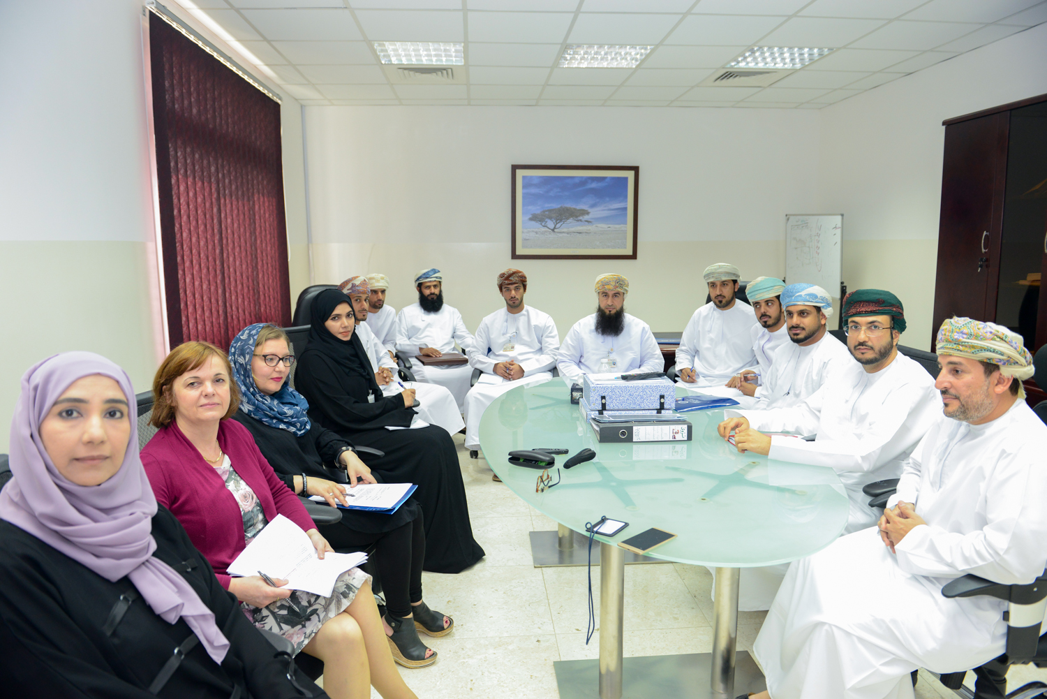 <p>استقبلت وزارة البيئة والشؤون المناخية وفدا ايطالي حيث تاتي الزيارة لتنفيذ  برنامج ادارة المواصفات والوثائق المصنفة في الارشيف الحديث بالتعاون مع المعهد الدولي في تريستي بايطاليا وبالتنسيق مع هيئة الوثائق والمحفوظات الوطنية ، حيث تهدف هذه الزيارة الى تدريب الفريق من الجانبين على آليات المتابعة والضبطية القضائية فيما يخص ادارة الوثائق بالجهات المعنية وياتي اختيار وزارة البيئة والشؤون المناخية من منطلق التعاون القائم بين الهيئة والوزارة في الاشراف على تدريب مختلف الجهات الحكومية ، وقال يعقوب بن سالم المحروقي مدير دائرة المتابعة والدعم الفني بمكتب رئيس هيئة الوثائق والمحفوظات الوطنية باهمية هذه المبادارت لتنمية الموارد البشرية من حيث الاطلاع على تجارب الدول في هذا المجال واكتساب الخبرات الفنية والادارية منهم ، كما اشارت فريدة بن سالم البلوشية مديرة دائرة الوثائق بالوزارة يهدف هذا البرنامج الى الارتقاء بالعمل وتجويده فيما يتعلق بالوثائق وافضل الممارسات في ادارتها من خلال تجارب الدول التي سبقتنا في هذا المجال .</p>