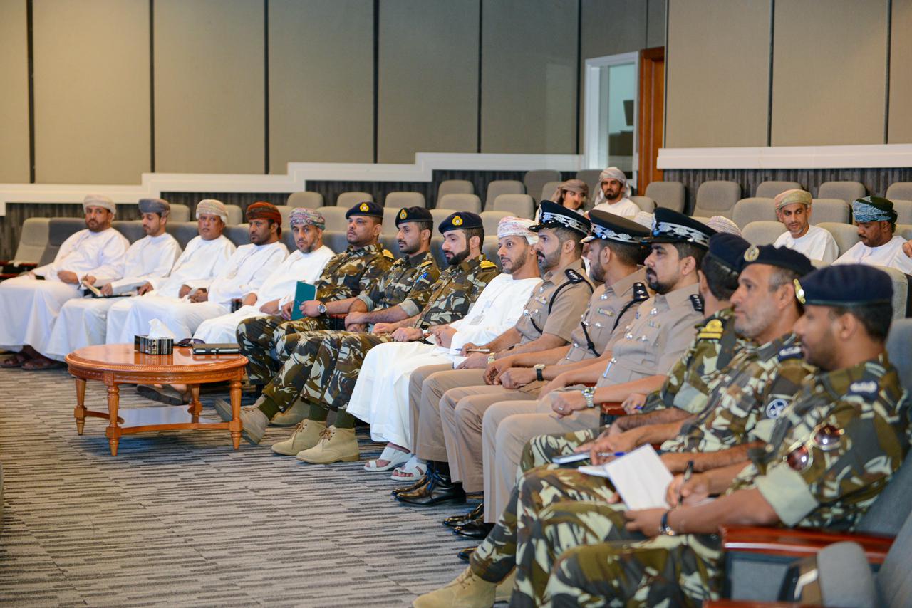 <p> </p>
<p>تنظم هيئة البيئة ممثلة في مركز الطواريء البيئية بالتعاون مع الشركة العمانية للخدمات البيئية (OP) ورشة عمل تدريبية تحت عنوان “إعداد خطة عمل الحادث (Incident Action Plan - IAP) وهدفت الورشة إلى رفع كفاءة المشاركين في مجالات التخطيط الفعّال والتنسيق السريع للاستجابة للحوادث البيئية، من خلال تزويدهم بالمعرفة النظرية والعملية اللازمة لإعداد خطط عمل شاملة ومتكاملة.</p>
<p>شملت محاور الورشة التعريف بمفاهيم التخطيط للطوارئ، وأهمية التخطيط المسبق في الاستجابة للحوادث، إضافة إلى استعراض نظام القيادة الموحد (ICS) ودوره في تنظيم الفرق وتوزيع المهام. كما تم تناول آليات تقييم الوضع، وتحديد الأهداف والاستراتيجيات المناسبة، إلى جانب استعراض مكونات خطة الحادث التي تشمل خطط السلامة، الاتصالات، واللوجستيات.</p>
<p>تميزت الورشة بجمعها بين الطرح النظري والتطبيق العملي باستخدام سيناريوهات محاكاة واقعية، ما ساهم في ترسيخ الفهم وتطبيق المعرفة المكتسبة. ويُعد هذا البرنامج التدريبي خطوة مهمة ضمن جهود الهيئة لتعزيز الجاهزية في مواجهة الأزمات البيئية والتعامل معها بكفاءة وفعالية.<br />شارك في الورشة التي تستمر لمدة يومين عدد من الجهات العسكرية والأمنية ومختصين من مختلف المحافظات.</p>