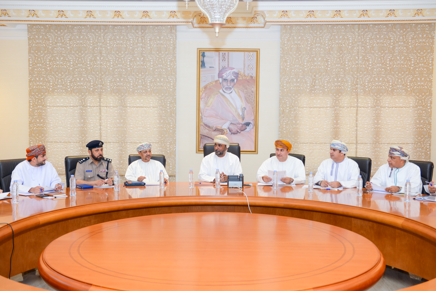 <p>كما ناقشت اللجنة التقدم المحرز في مشاريع الدائرة، ومنها دراسة رصد الرصاص والزئبق وﻣﺮﻛﺒﺎﺕ ﺛﻨﺎﺋﻲ ﺍﻟﻔﻴﻨﻴﻞ ﻣﺘﻌﺪﺩ ﺍﻟﻜﻠﻮﺭ (PCBs) في الدهانات المنزلية المحلية والمستوردة، وكذلك دراسة الملوثات العضوية الثابتة في الهواء والمياه والتربة، وتم اطلاع أعضاء اللجنة أيضا على المستجدات الخاصة بتحديث المسودات الأولية للتحديث نظام تداول وإستخدام الكيميائيات الصادر بالمرسوم السلطاني رقم (46/95) واللوائح المنفذة لأحكامه، وإعادة تشكيل اللجنة الفنية للمواد الكيميائية، واعداد ملخص عن دور جميع الجهات المشاركة في اللجنة نحو تحقيق الإدارة السليمة للمواد الكيميائية.</p>
<p>وتضمن جدول أعمال اللجنة عرض ملخص عن الإنجازات والمبادرات الوطنية التي قامت بها دائرة المواد الكيماوية بوزارة البيئة والشؤون المناخية خلال العام الحالي ودورها في جانب التعاون مع المؤسسات الصناعية والهيئة العامة للدفاع المدني والإسعاف وبعض الشركات في عملية الرقابة على المواد الكيميائية. وتم التطرق إلى مناقشة آلية مراقبة المنتجات الجاهزة ومتطلبات ووسائل دعم تنسيق الجهود المتعلقة بإدارة هذه المنتجات الجاهزة المزدوجة الإستخدام والتى قد يحتوي بعضها على مكونات كيميائية خطرة (مزدوجة الإستخدام) حسب التركيز ويمكن إستخدامها في صناعة المتفجرات و المخدرات و الإسلحة الكيميائية.</p>
<p>وتعد الإدارة السليمة للمواد الكيميائية هي الوسيلة الصحيحة للاستفادة من جميع جوانبها الإيجابية والقضاء أو الحد من مخاطرها على صحة الإنسان والبيئة، ولتحقيق هذه الأهداف قامت السلطنة بعدة إجراءات من أهمها تفعيل آليات التنسيق بين الجهات المعنية، تسجيل المواد الكيميائية والمتعاملين معها في السلطنة والحصول على التصاريح اللازمة للتعامل معها، إضافة إلى إنشاء السجل الوطني الخاص بهذه المواد ومتابعة المتعاملين مع المواد الكيميائية من خلال الزيارات الميدانية وإجراء الدراسات والبحوث العلمية على الأوساط البيئية والمنتجات المحتوية على هذه المواد لمعرفة تراكيزها، إلى جانب زيادة المستوى التوعوي لجميع فئات المجتمع عن كيفية التعامل معها والقضاء أو الحد من مخاطرها على صحة الإنسان والبيئة وإعداد قوائم بالمواد المحظورة والمقيدة لهذه المواد بالسلطنة وتصنيفها حسب التصنيفات الدولية ووضع إجراءات وشروط التخزين المناسبة للمواد الكيميائية الخطرة. كما أنّ السلطنة أنضمت إلى عدد من الاتفاقيات الدولية الخاصة بهذه المواد مثل اتفاقية استوكهولم للملوثات العضوية واتفاقية روتردام واتفاقية حظر الأسلحة الكيمائية.</p>