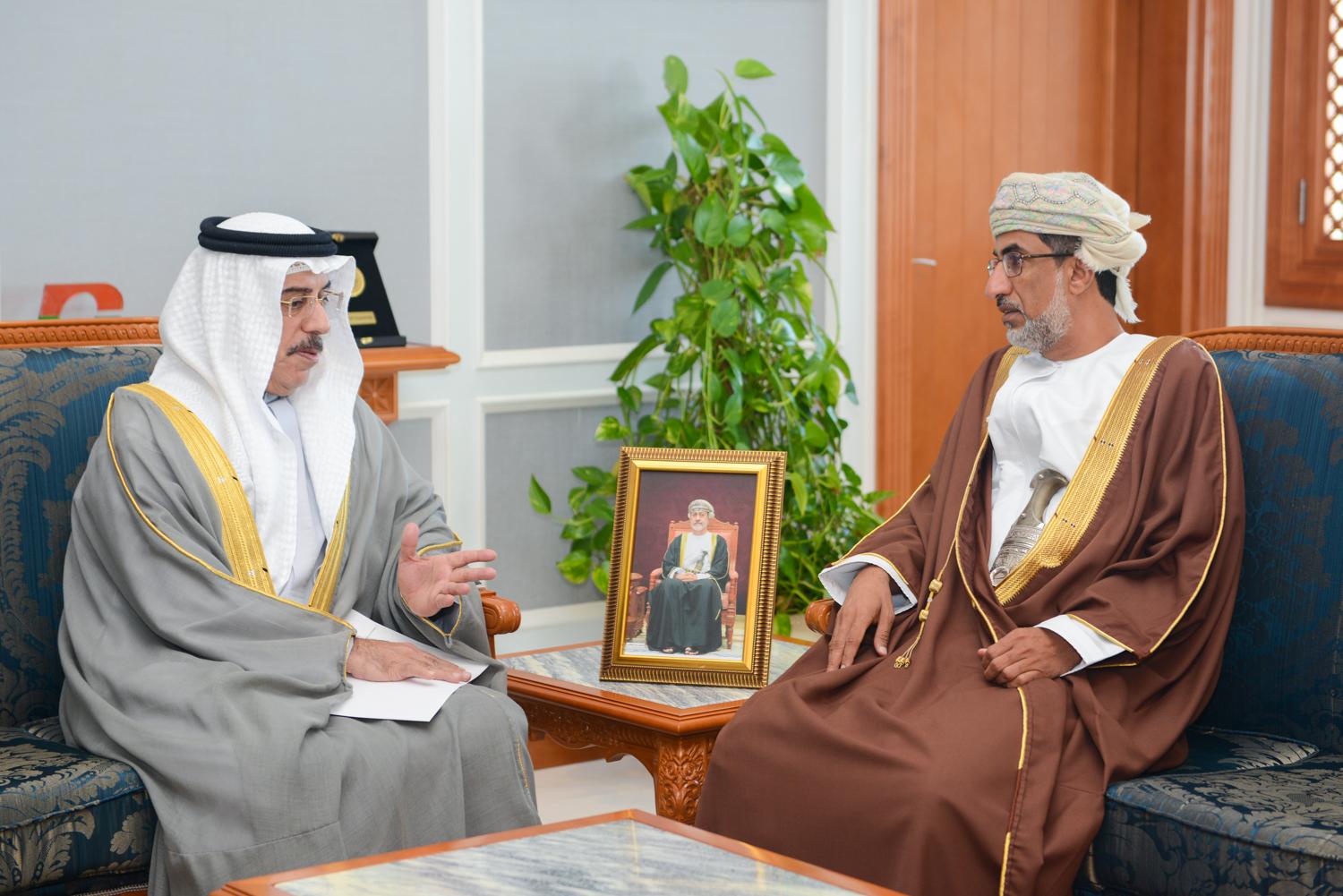 <p>تَسَلم معالي محمد بن سالم التوبي وزير البيئة والشؤون المناخية اليوم رسالة خطية من معالي الدكتور ثاني بن أحمد الزيودي وزير التغيير المناخي والبيئة بدولة الإمارات العربية المتحدة، وذلك في مكتب معاليه بمبنى الوزارة بالخوير .وذلك بالمواضيع المتعلقة بمجالات التعاون البيئية ومناقشة التحديات البيئية التي تواجه البلدين الشقيقين ، قام بتسليم الرسالة سعادة محمد بن سلطان السويدي سفير دولة الامارات العربية المتحدة المعتمد لدى السلطنة .</p>