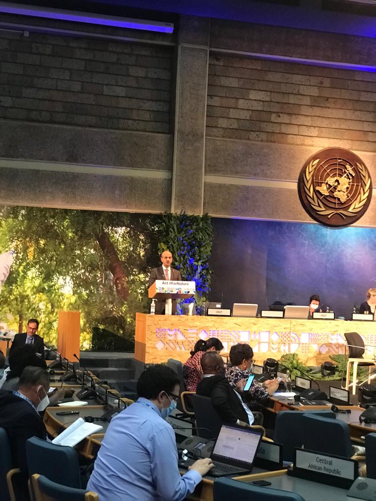 <p> </p>
<p>ترأس سعادة الدكتور عبدالله بن علي العمري رئيس هيئة البيئة وفد السلطنة المشارك في الدورة الخامسة لجمعية الأمم المتحدة للبيئة في مدينة نيروبي بجمهورية كينيا، و التي تهدف الى تعزيز الإجراءات من أجل الطبيعة لتحقيق أهداف التنمية المستدامة، وكما سيتم خلال الدورة الاحتفال بالذكرى الخمسين لتأسيس برنامج الأمم المتحدة للبيئة.</p>
<p>وقد ألقى سعادة الدكتور رئيس هيئة البيئة كلمة سلطنة عمان أمام الجمعية، أكد فيها: إن اهتمام سلطنة عمان بحماية الطبيعة وصون مواردها نهج متأصل في الثقافة العمانية وهو أحد ثوابت نهج الحكومة الساعي لتحقيق أهداف التنمية المستدامة، ويتمثل هذا الاهتمام في قواعد الادارة البيئية التي توازن بين متطلبات التنمية الاقتصادية والاجتماعية والطموح المستقبلي لسلطنة عمان لمواكبة المستجدات على الساحة العالمية مما يجعل البيئة وصون مواردها الطبيعية نقطة ارتكاز للسياسات والتشريعات الوطنية.</p>
<p>وأضاف سعادته: أن الجهود التي تبذلها هيئة البيئة بسلطنة عمان متمثلةً في حزم البرامج والمشاريع التي من أبرزها المبادرة الوطنية لزراعة 10 ملايين شجرة لتعزيز استدامة الغطاء النباتي وموائل الحياة الفطرية ووضع وتطوير استراتيجية عمان للبيئة التي ستؤطر مبادئ ومنهجيات الاقتصاد الدائري والاخضر، وتنظيم قطاع السياحة البيئية، وان الاعلان عن محمية خور خرفوت الاثري جاء مكملاً للجهود المبذولة لصون الطبيعة والحياة الفطرية لتضاف الى قائمة المحميات الطبيعية التي بلغ عددها 25 محمية طبيعية.</p>
<p>وقال سعادة العمري: انطلاقا من اهداف 