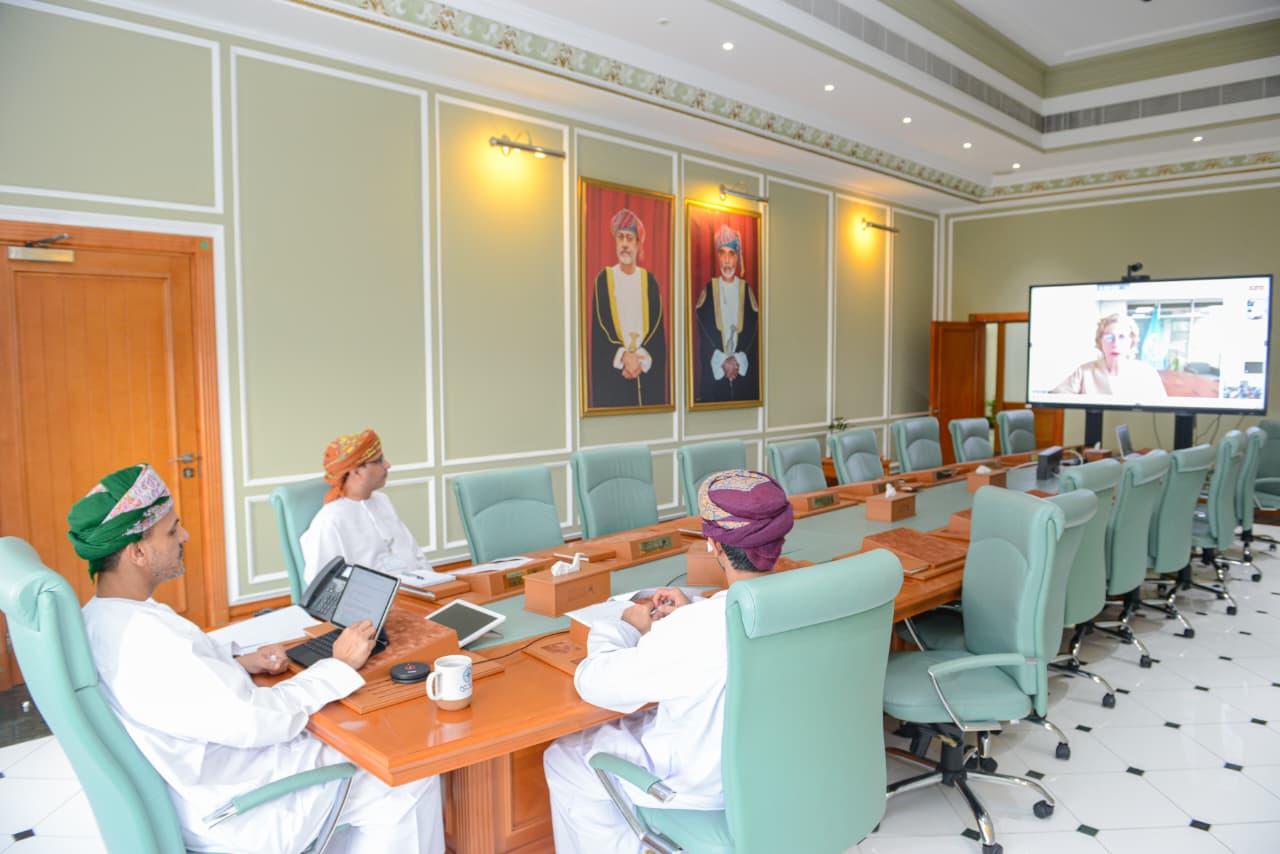 <div></div>
<div></div>
<div>ترأس اليوم سعادة الدكتور عبدالله بن علي العمري رئيس هيئة البيئة ورئيس الدورة السابعة لجمعية الأمم المتحدة للبيئة، وسعادة سلطان حاجييف السفير الأذربيجاني رئيس لجنة المندوبين الدائمين ببرنامج الأمم المتحدة للبيئة، الاجتماع المشترك بين مكتب جمعية الأمم المتحدة للبيئة ولجنة المندوبين الدائمين لمتابعة التحضيرات لانعقاد الدورة السابعة للجمعية. وقد حضر الاجتماع المديرة التنفيذية لبرنامج الأمم المتحدة للبيئة، وسعادة سفيرة سلطنة عمان بنيروبي، وأعضاء مكتب الجمعية ولجنة المندوبين الدائمين، وممثلون عن برنامج الأمم المتحدة للبيئة.</div>
<div></div>
<div>وجرى خلال الاجتماع مناقشة مستجدات خارطة طريق اعداد مسودة الإعلان الوزاري والمشاورات الدولية بشأنه ، حيث  تعميم المسودة الأولى للإعلان الوزاري في 29 أغسطس 2025، وركزت على أربعة مجالات عمل ذات أولوية، وهي: تعزيز الحلول المستدامة للتحديات البيئية العالمية، وتنفيذ الاتفاقيات البيئية متعددة الأطراف، وتعزيز العدالة المجتمعية ووسائل التنفيذ، وتعزيز الحوكمة البيئية العالمية.</div>
<div></div>
<div>كما ناقش المشاركون المشاورات التي عقدت في المنتديات الوزارية بنيروبي وفيجي، وانعكاس مخرجاتها على المسودة،</div>
<div></div>
<div>كما تم استعراض الفعاليات الجانبية المقترح انعقادها على هامش أعمال الجمعية في ديسمبر المقبل </div>
<div></div>
<div>وشدد اصحاب المعالي والسعادة ممثلو مكتب الجمعية ولجنة المندوبين الدائمين على أهمية التعاون العالمي لمواجهة التحديات البيئية الرئيسية، بما يتماشى مع أهداف التنمية المستدامة والأطر الدولية الأخرى</div>
<div></div>
<div>ويُمهد هذا الاجتماع الطريق للدورة السابعة لجمعية الأمم المتحدة للبيئة، التي تُعد محطة حاسمة في تعزيز العمل البيئي العالمي. ومن المقرر أن تُعقد الدورة في ديسمبر 2025، حيث ستجمع قادة العالم وصناع السياسات والخبراء لدفع عجلة العمل البيئي المشترك.</div>