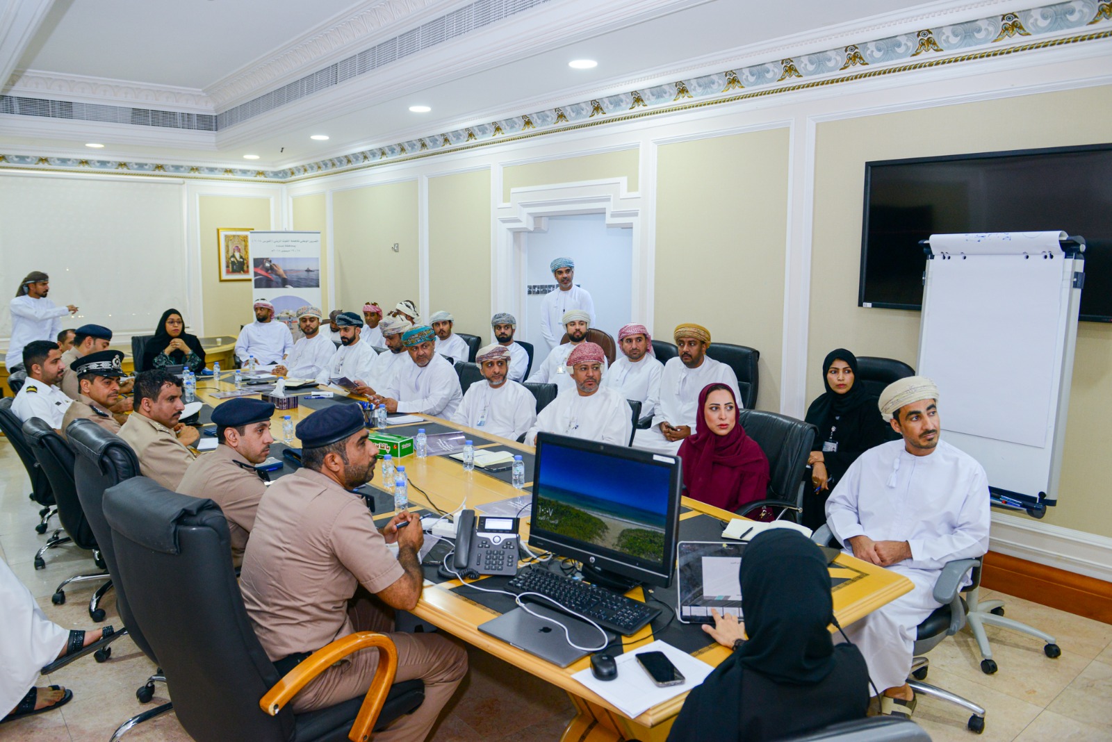 <div></div>
<div></div>
<div>في إطار التزام سلطنة عُمان بالمعايير الدولية والاتفاقية الدولية لمنع التلوث من السفن (MARPOL)، والتي انضمت إليها سلطنة عُمان كطرفٍ فاعل، عُقد في مركز الطوارئ البيئية بهيئة البيئة اجتماع تنسيقي لتنفيذ تمرين ميداني لمكافحة التلوث بالزيت من المستوى الثاني في محافظة مسندم، وذلك بالتعاون مع شركة 