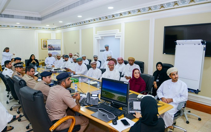 <div></div>
<div></div>
<div>في إطار التزام سلطنة عُمان بالمعايير الدولية والاتفاقية الدولية لمنع التلوث من السفن (MARPOL)، والتي انضمت إليها سلطنة عُمان كطرفٍ فاعل، عُقد في مركز الطوارئ البيئية بهيئة البيئة اجتماع تنسيقي لتنفيذ تمرين ميداني لمكافحة التلوث بالزيت من المستوى الثاني في محافظة مسندم، وذلك بالتعاون مع شركة