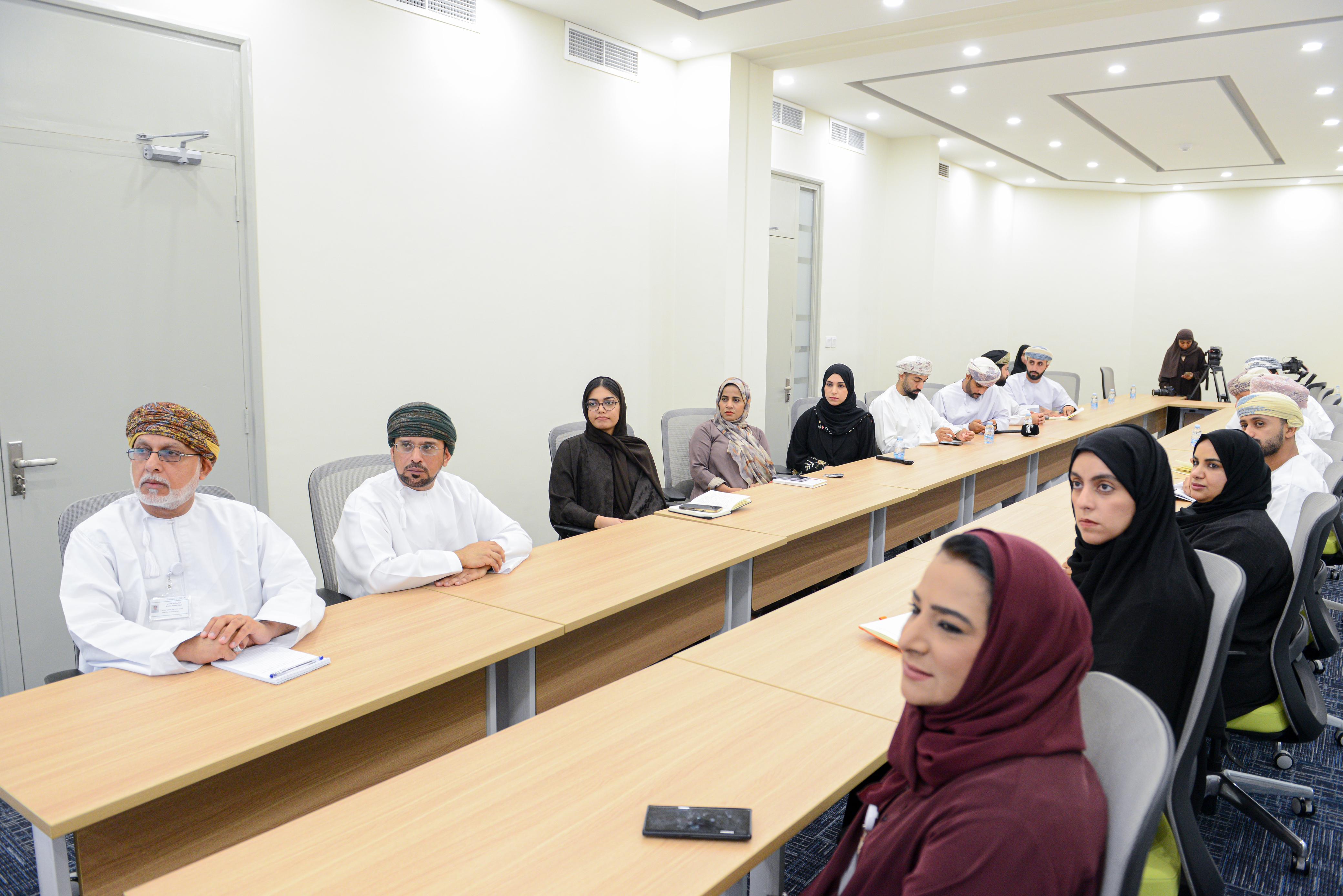 <p><br />مسقط في 2 أكتوبر / عقدت سلطنة عمان ممثلة بهيئة البيئة اليوم لقاءً إعلامياً في محافظة مسقط، كشفت فيه عن تفاصيل خطتها للمشاركة في مؤتمر الأطراف التاسع والعشرين لإتفاقية الأمم المتحدة الإطارية بشأن تغير المناخ (COP29) المقرر اقامته في نوفمبر 2024 في باكو بأذربيجان ، والذي يقام للتعرف على آخر المواقف والجهود العالمية لمواجهة ومعالجة تغير المناخ وذلك من أجل الحد من ارتفاع متوسط درجات الحرارة العالمية إلى 1.5 درجة مئوية والتخلص التدريجي لكل ما يؤثر عليه. كما كشفت الهيئة عبر اللقاء الإعلامي عن هوية وشعار المشاركة الذي يعبر عن عمان كمستقبل مستدام.</p>
<p>وقال ابراهيم بن أحمد العجمي مستشار رئيس هيئة البيئة للشؤون المناخية ورئيس الفريق التفاوضي في مفاوضات اتفاقيات الامم المتحدة بشان تغير المناخ بأن مشاركة سلطنة عمان في كوب 29 تأتي من أجل التضامن مع دول العالم وتوحيد الجهود لتحقيق أهداف اتفاق باريس بشان تغير المناخ وتعزيز العمل المناخي وخطط التنمية المستدامة ، وتتضمن المشاركة على 7 محاور رئيسية تتمثل في: الحياد الكربوني وتخفيض انبعاثات غازات الاحتباس الحراري ومشاريع ومبادرات التكييف مع تغير المناخ والأمن الغذائي، والترويج لأسبوع عمان للمناخ، ومؤشر الأداء البيئي العالمي، والبيئة والمحميات الطبيعية والتنوع الأحيائي، ومشاريع ومبادرات تحول الطاقة مثل الطاقة المتجددة والهيدروجين الأخضر وكفاءة الطاقة واحتجاز الكربون، ومبادرات استزراع الأشجار والكربون الأزرق، والمدن المستدامة.</p>
<p>وأشار المستشار إلى أن هذه المشاركة في النسخة القادمة من مؤتمر الاطراف سوف تسهم في إبراز وترسيخ جهود سلطنة عمان الوطنية في مجالات التخفيف والعمل المناخي، وتحول الطاقة، وحماية البيئة والتنوع الأحيائي، بالاضافة إلى الترويج لمقومات السياحة والنمو المستدام في مختلف أرجاء عمان، فضلا عن تحقيق جذب الفرص الاستثمارية والتمويل المستدام في مجالات الهيدروجين والطاقة النظيفة، والتنوع الأحيائي والنقل المستدام.</p>
<p>كما وضح العجمي أن خطة العمل للمشاركة شملت عقد العديد من الاجتماعات التحضيرية والتنسيقية بين المؤسسات ذات العلاقة للخروج بخطة عمل موحدة ومتابعة المخرجات والنتائج ومصادر المعلومات وجداول المشاركة ووسائل العرض والجلسات النقاشية والفريق المشارك، والفريق التفاوضي وتوزيع المهام والاختصاصات.</p>
<p>وبين رئيس الفريق التفاوضي في مفاوضات اتفاقيات الأمم المتحدة بشان تغير المناخ أن أهم المواضيع التفاوضية لسلطنة عمان سوف تركز على: هدف التمويل العالمي للمناخ، والمادة 6 من اتفاقية باريس، والهدف العالمي للتكيف والخطة الوطنية للتكيف والخسائر والأضرار، والانتقال العادل وتدابير الاستجابة وتعزيز بناء القدرات ونقل التكنولوجيا</p>
<p>ومن جانبه أكد حافظ الشكيري عضو فريق الشباب على أن سلطنة عمان سوف تشارك ولاول مرة بفريق للشباب في قمة المناخ COP29 من مهامه العمل على وضع خطة لابراز مشاركة وتمكين الشباب العماني في قضايا تغيير المناخ، وتمثيل الشباب العماني في الجلسات النقاشية وطرح التحديات والحلول المتعلقة بتغير المناخ، واكتساب معرفة جديدة من تجارب الدول الأخرى وتبادل الأفكار والممارسات الجيدة، وتقديم مشاريع ومبادرات شبابية عمانية تركز على الاستدامة والحفاظ على البيئة، وتنظيم ورش عمل وجلسات نقاشية للشباب بمشاركة الشباب من دول العالم لزيادة الوعي حول قضايا المناخ وأهمية تمكين شباب المستقبل في هذا المجال، وتقديم توصيات ملموسة قابلة للتنفيذ في سلطنة عمان لتمكين شباب المستقبل مع القضايا البيئية وابتكار حلول إبداعية استباقية مبتكرة في مواجهة تحديات تغير المناخ.</p>
<p>ومن جهته قدم المهندس نبيل اللواتي عضو الفريق التفاوضي عرض مرئي حول المواضيع التي سيناقشها الفريق التفاوضي في جلسات المفاوضات مثل التخفيف والتكييف والتمويل والعلوم والتقارير والتكنلوجيا وبناء القدرات ومواضيع أخرى متنوعة سيناقش فيها الفريق التفاوضي العماني المشارك في مؤتمر الأطراف 29.</p>
<p>الجدير بالذكر أن الطريق إلى كوب 29، باكو أذربيجان الذي يهدف إلى الوصول لاتفاق جديد للتمويل العالمي، هو استمرار لجهود كوب 28 الذي عقد بالامارات العربية المتحدة وتم خلاله إجراء الجرد العالمي الأول لاتفاقية باريس لتغيير المناخ، وكوب 27 الذي عقد بجمهورية مصر العربية والذي تم فيه إقرار صندوق الخسائر والأضرار، فضلا عن مخرجات نتائج مؤتمر بون (SB60) الذي تم فيه التحضير المؤتمر الكوب القادم.</p>